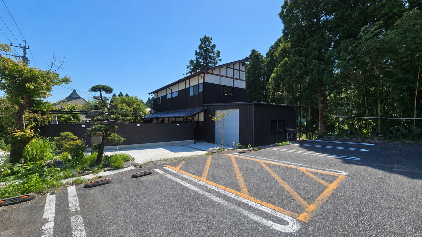 反対側にある建物側の通常駐車場