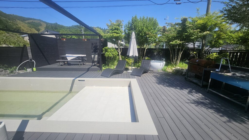 中庭のBBQスペースにあるテーブルとベンチ